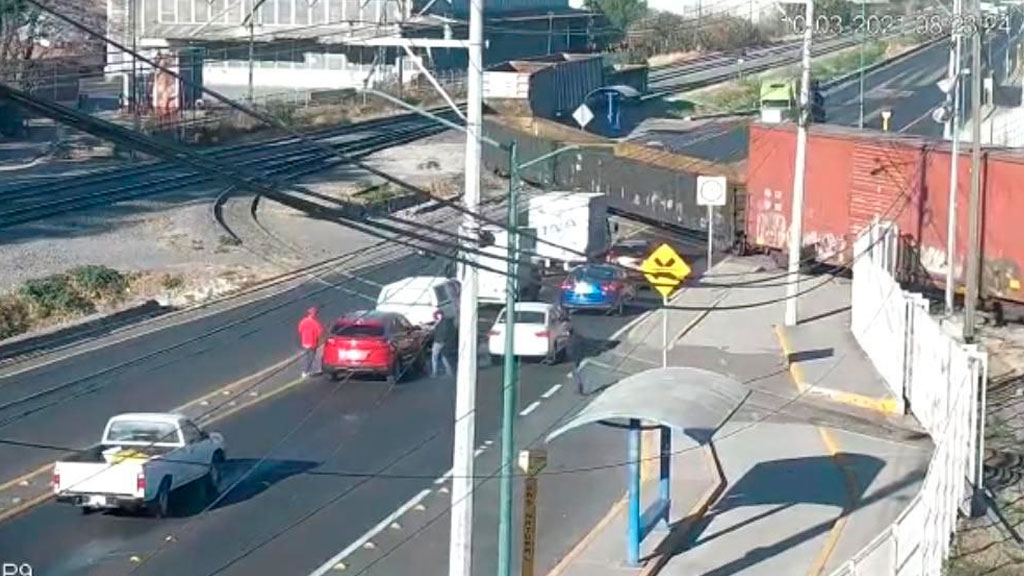 Video. Aprovechan el paso del TREN para tranquilamente ROBARSE una camioneta