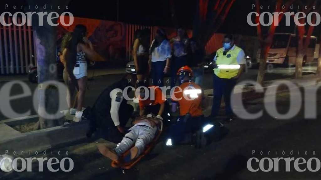 Por conducir a exceso de velocidad, dos motociclistas terminan accidentados