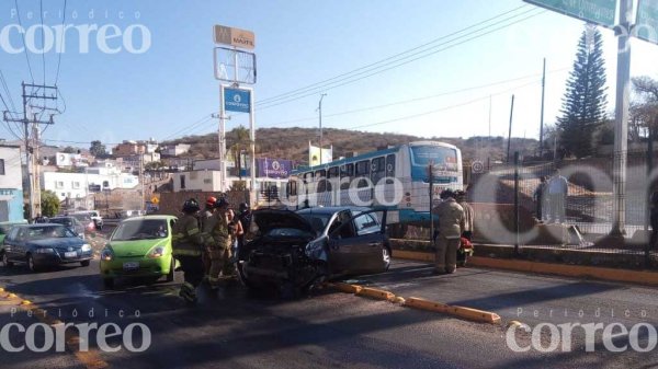 Volcadura en la Capital deja a una mujer originarias de Michoacán lesionada