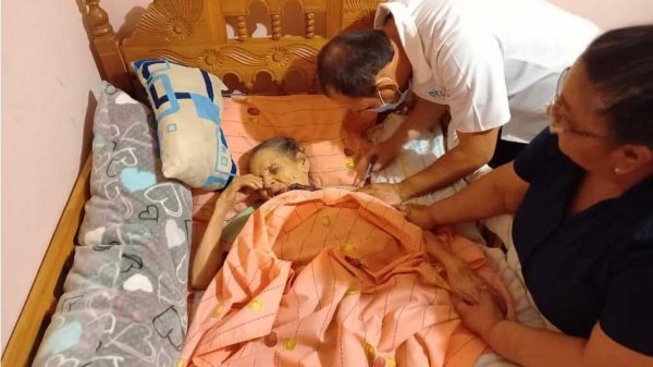 Buscarán ronda de vacunación única para adultos mayores postrados y hospitalizados en la Capital