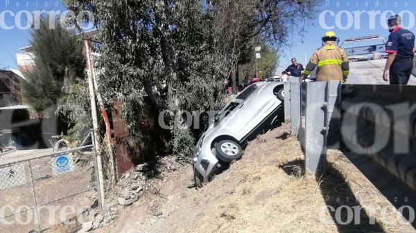 Volcadura en la León-Silao dejó un herido y cuantiosos daños materiales