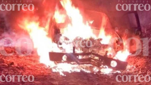 Reportan el incendio de una camioneta y localizan a dos personas calcinadas