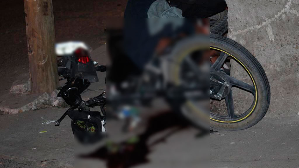 Motociclista conducía a exceso de velocidad; muere al chocar contra un poste