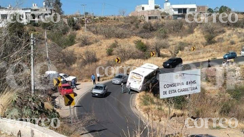 Autobús para Silao queda ‘a nada’ de volcarse en curva de Santa Teresa