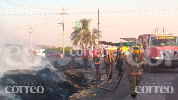 Trailer se incendia sobre La Piedad- Pénjamo y causa múltiples daños