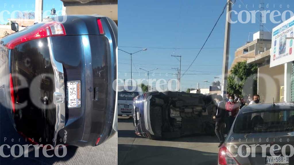 Por evitar choque, conductor vuelca sobre una avenida en Silao