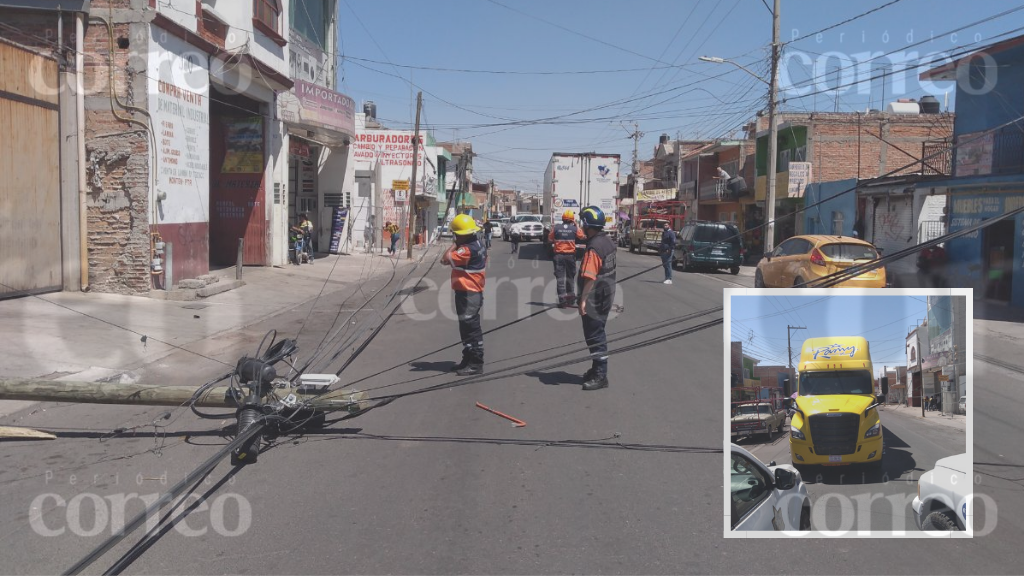 Tráiler se va con todo y cables de teléfono; iba a exceso de velocidad