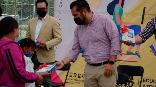 Municipio entrega becas a estudiantes en Jerécuaro