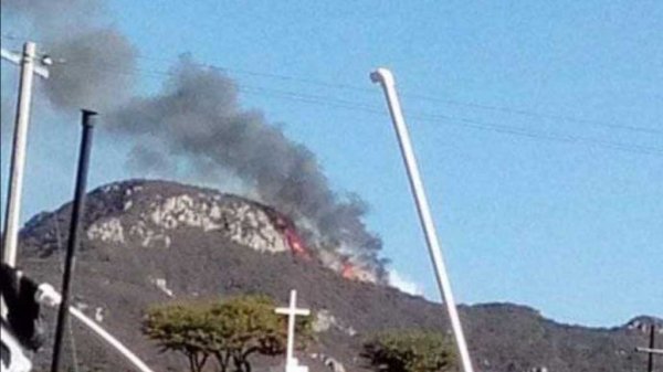 Reportan fuerte incendio en el cerro del Águila