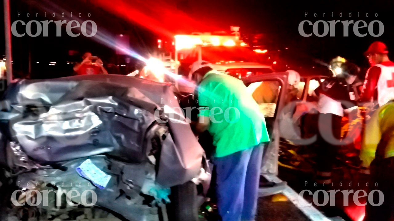 Tres personas quedan prensadas tras terrible choque en libramiento