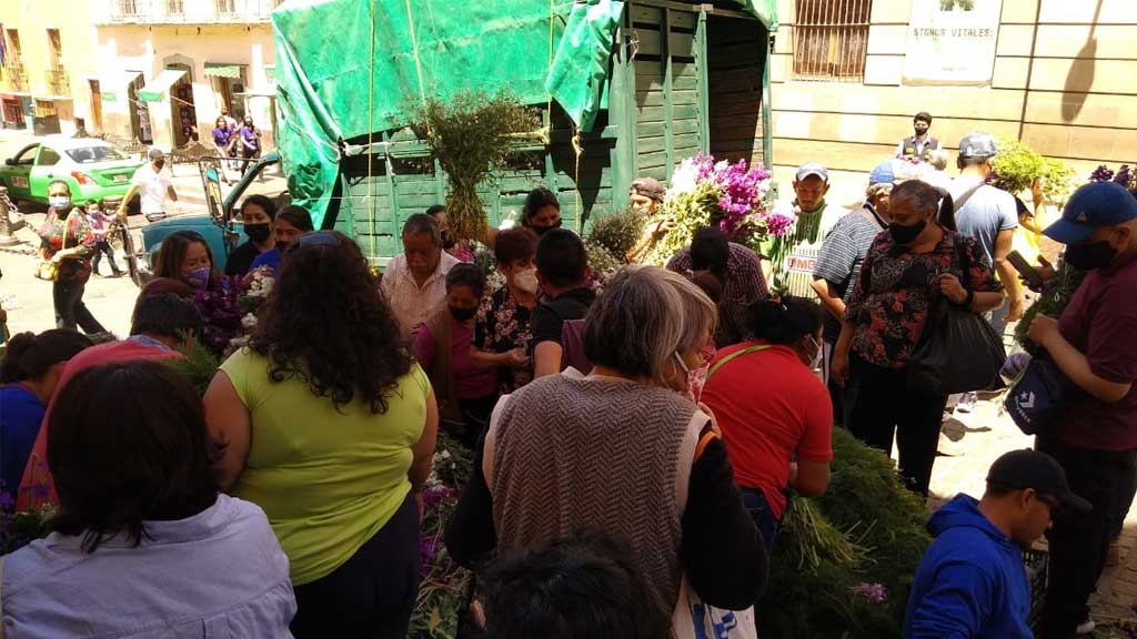 Llegan a un acuerdo autoridades y comerciantes para vender durante el Día de las Flores