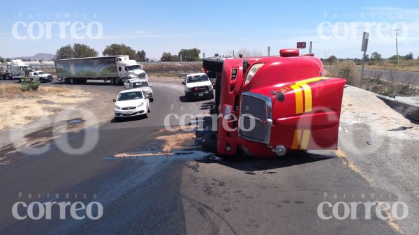 Vuelca tráiler con arena en Libramiento Norte de Irapuato