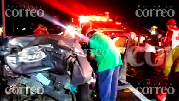 Tres personas quedan prensadas tras terrible choque en libramiento