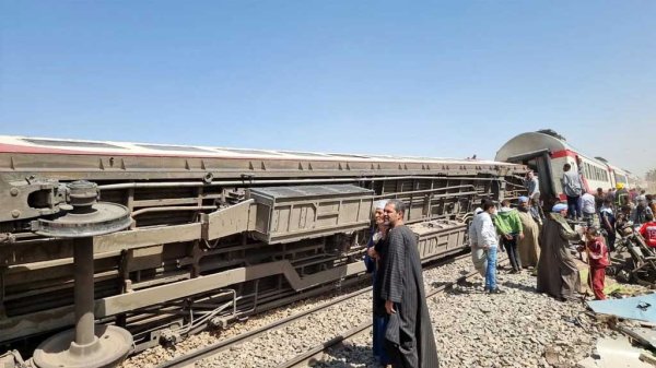 Choque entre dos trenes deja al menos 32 muertos y 66 heridos