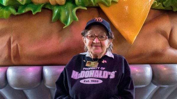 Mujer de 100 años sigue trabajando en un McDonalds; no piensa jubilarse