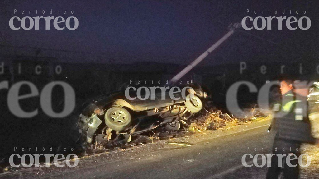 Jóvenes impactan poste; salen heridos y dejan sin luz a varias comunidades