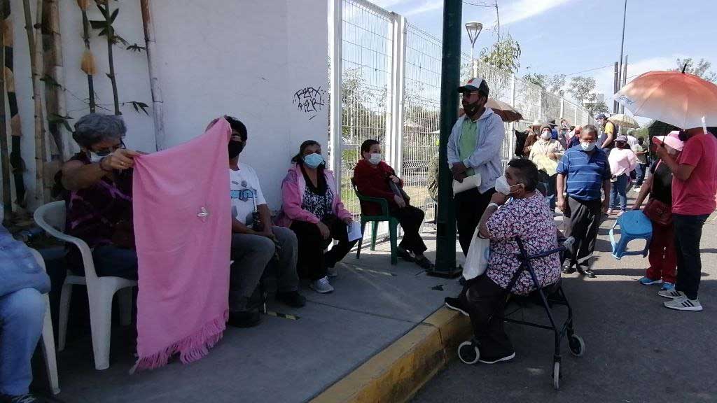 Irapuatenses regresan a las filas de los módulos de vacunación con la esperanza de recibir la dosis