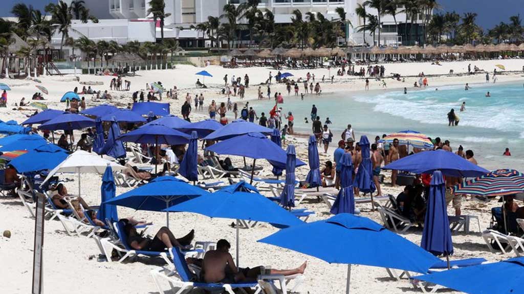 Caribe mexicano recibe visita masiva de turistas pese al temor a una tercera ola de contagios