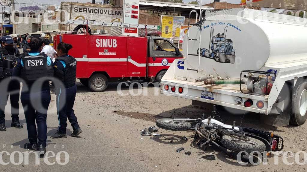 Motociclistas resultan lesionados tras ser atropellados por una pipa de agua en la Capital