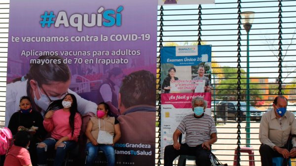 Módulos de vacunación son invadidos por letreros “#Aquí sí te vacunamos”