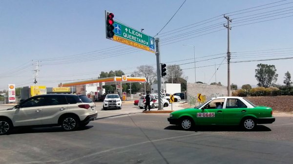 Reconocen fallas viales en cruce de Campestre de las Flores