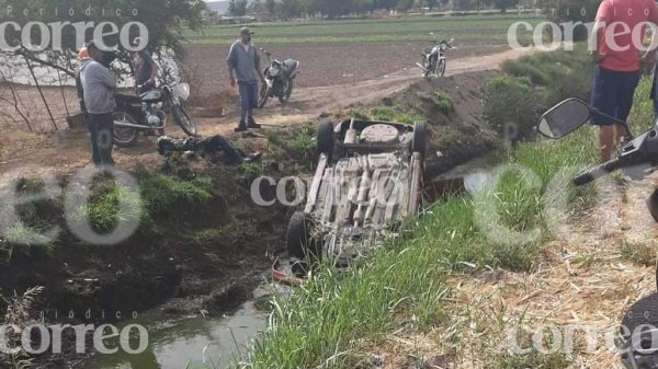 Volcadura en la Irapuato-Pueblo Nuevo dejó como saldo a un adulto mayor muerto y otro más lesionado