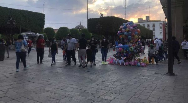 Por vacaciones, comienzan a llenarse las calles de León