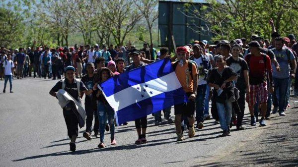 Cerca de 400 migrantes salen en caravana hacia EE.UU. desde el norte de Honduras