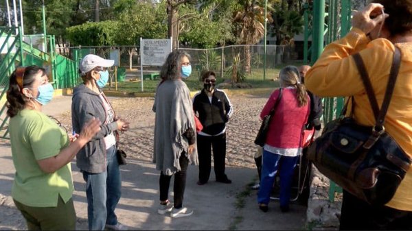 Por ‘fake news’, abuelitos acuden a Deportiva creyendo que serían vacunados