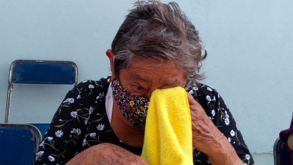 La Covid le arrebató a tres hijas; hoy la vacuna le da un poco de paz