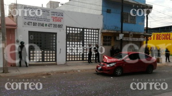 Sicario falla ejecución; deja un herido y choca su carro al huir del lugar