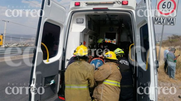 Mujer vuelca su vehículo sobre libramiento y termina herida