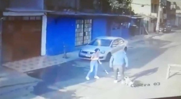 VIDEO: Apuñalan a joven en intento de asalto y su perrito la defiende