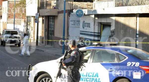 ASESINAN a padre e hijo al interior de un bar