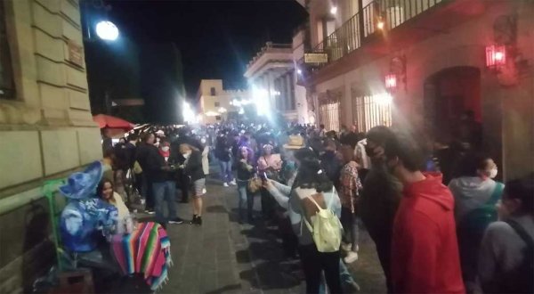 Capitalinos y turistas ABARROTAN las calles de la capital en este Jueves Santo