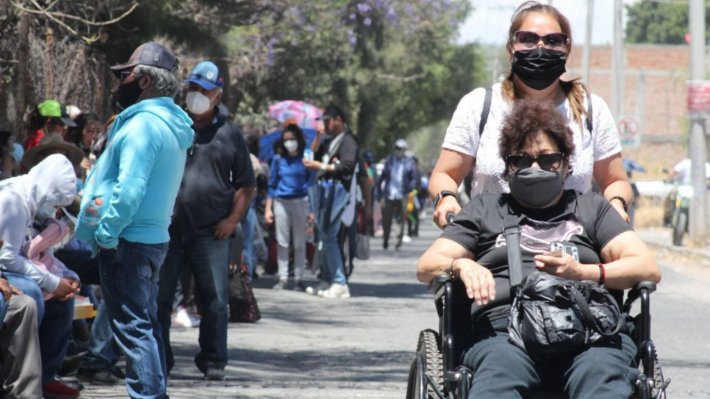 Segunda aplicación de vacuna antiCOVID inicia con desorden en Cortazar