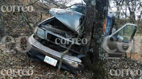 Hombre resulta lesionado tras estamparse contra un árbol en la Guanajuato-Dolores