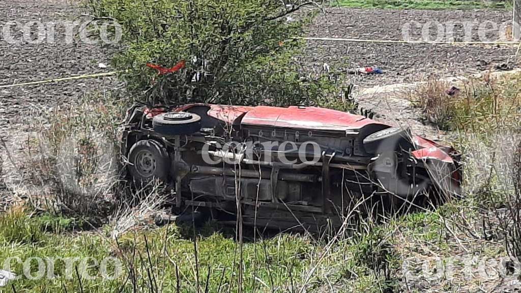 Volcadura en la Acámbaro-Tarandacuao deja a una persona muerta y una más lesionada