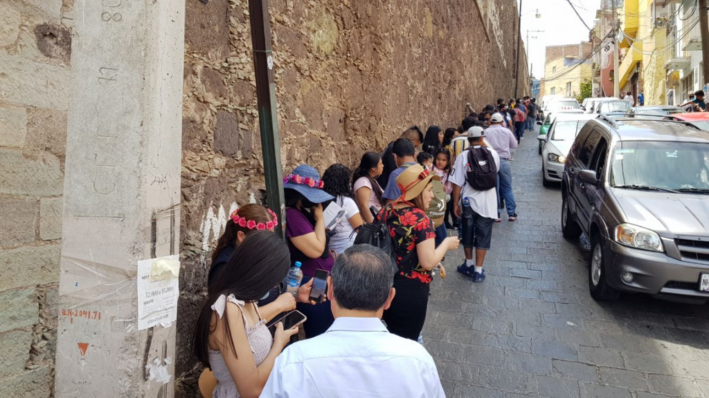 Turistas hacen larga fila para entrar al Museo de las Momias en la Capital