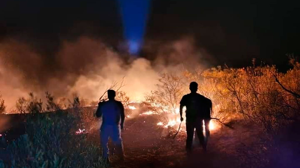 Se complica fuego en Sierra de Agustinos