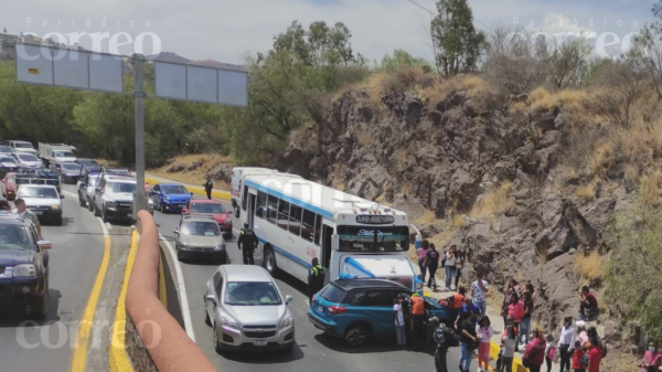 Camioneta intenta ganarle el paso a camión urbano en Pozuelos y la arrastra varios metros