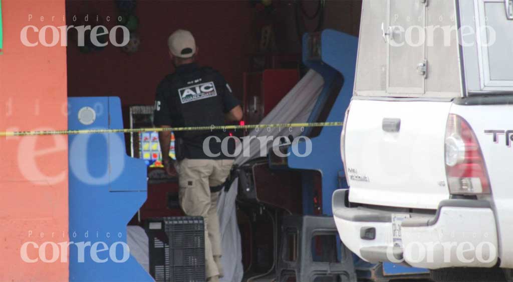 ASESINAN a joven en una tienda de abarrotes