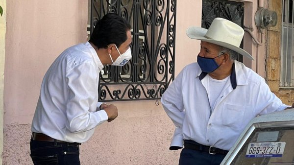 Moy Cortés visita ‘casa por casa’ en el inicio de su campaña