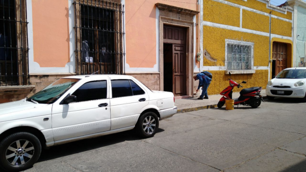 Se quejan de locatarios que apartan lugares para estacionarse en el centro de Silao