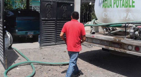 Se seca pozo en Apaseo el Grande; surten agua con pipas