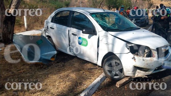 Funcionaria estatal choca sobre la autopista Guanajuato-Silao