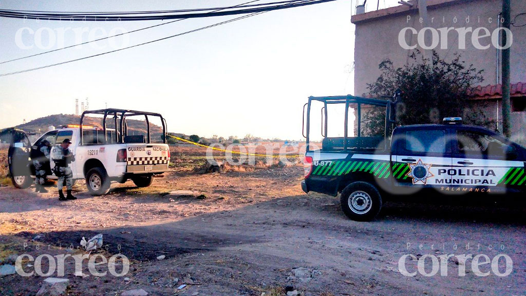 Con heridas de bala dejan a hombre en terreno baldío de Salamanca