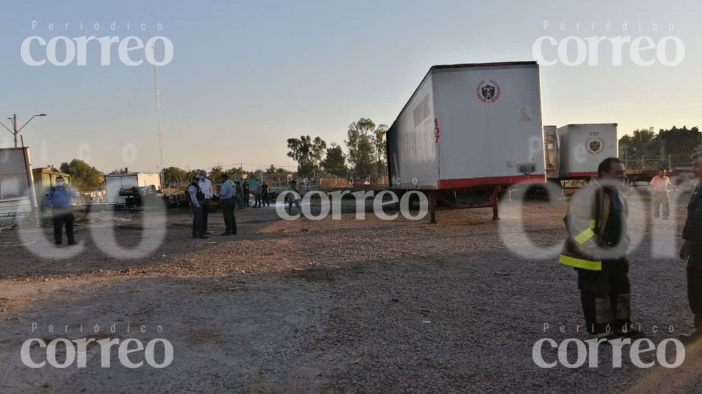 Incendio de pastizal llega a cajas de tráiler en San José el Alto, León