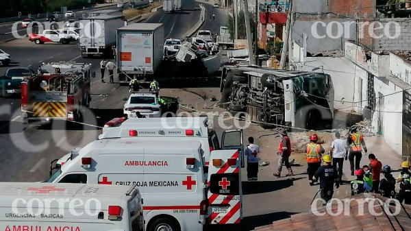 TRAGEDIA: Colisión entre trailer y CAMIÓN de pasajeros deja 4 muertos y 17 lesionados