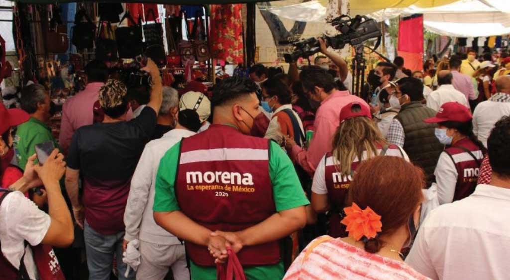 En los ‘viernes de mercadito’ hay rojos y guindas, también promesas y decepciones